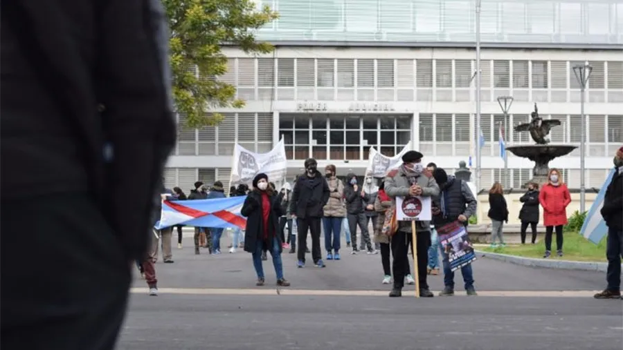 Los gremios docentes recurrirán a la Justicia para solicitar una medida cautelar innovativa ante la Ley de Emergencia Solidaria que impulsó la gestión de Gustavo Bordet.