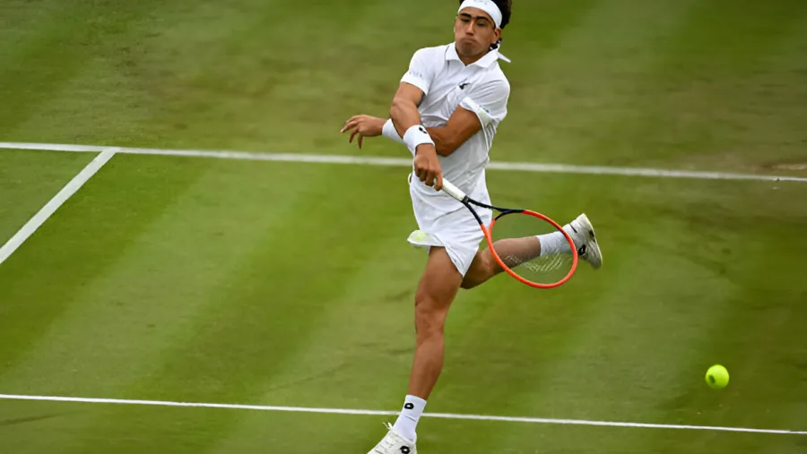 Tenis: Comesaña hizo historia al eliminar al número seis del mundo en Wimbledon