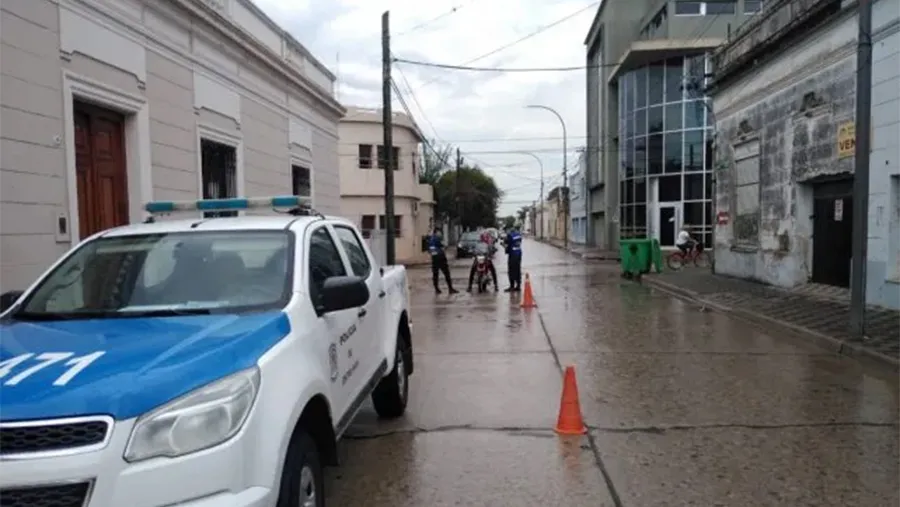 Hay al menos once policías aislados por ser contacto directo de casos positivos de coronavirus en Gualeguay. También hay afectados en la Justicia y en el Municipio. Hay al menos once policías aislados por ser contacto directo de casos positivos de coronavirus en Gualeguay. También hay afectados en la Justicia y en el Municipio.