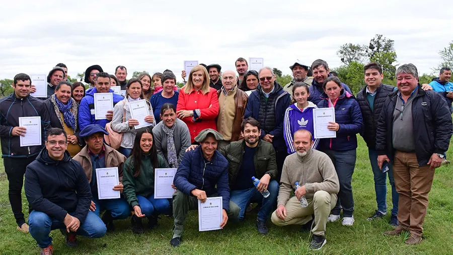 La ministra Rosario Romero presidió el acto de entrega de las escrituras a las familias que integran la comunidad de Guardamontes, Departamento Tala.