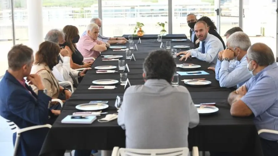 Guzmán analizó con sindicalistas y empresarios el acuerdo con el FMI Guzmán analizó con sindicalistas y empresarios el acuerdo con el FMI