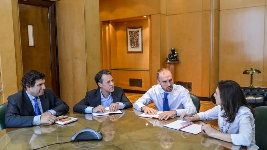 Guzmán con técnicos del FMI