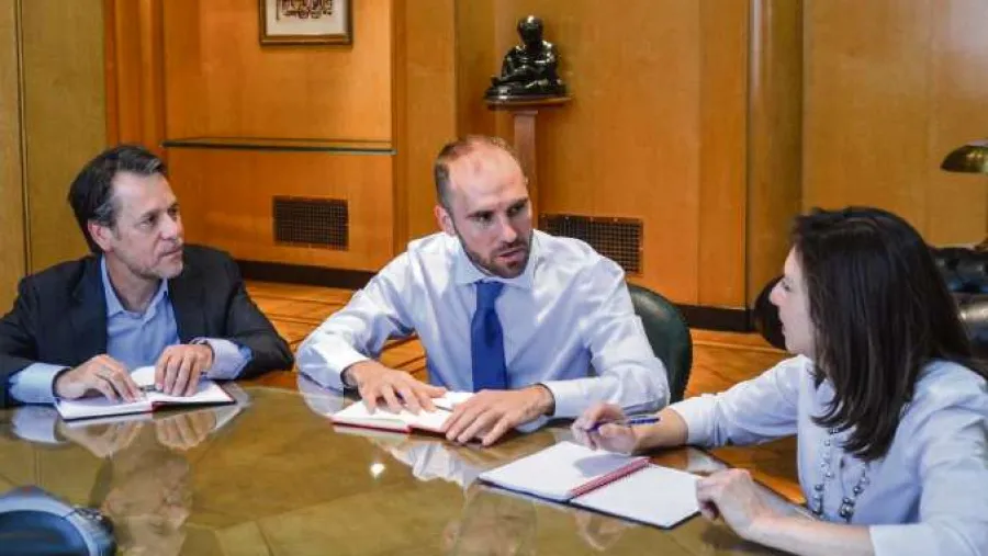 El martes llegará una misión del FMI para negociar por la deuda