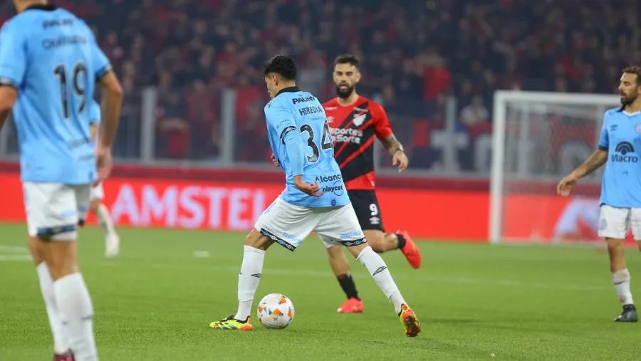 Copa Sudamericana: con polémica, Belgrano cayó en su visita a Athlético Paranaense