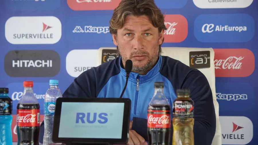 “Me gustaría que la gente se ponga de pie y lo aplauda”, dijo Heinze sobre Maradona