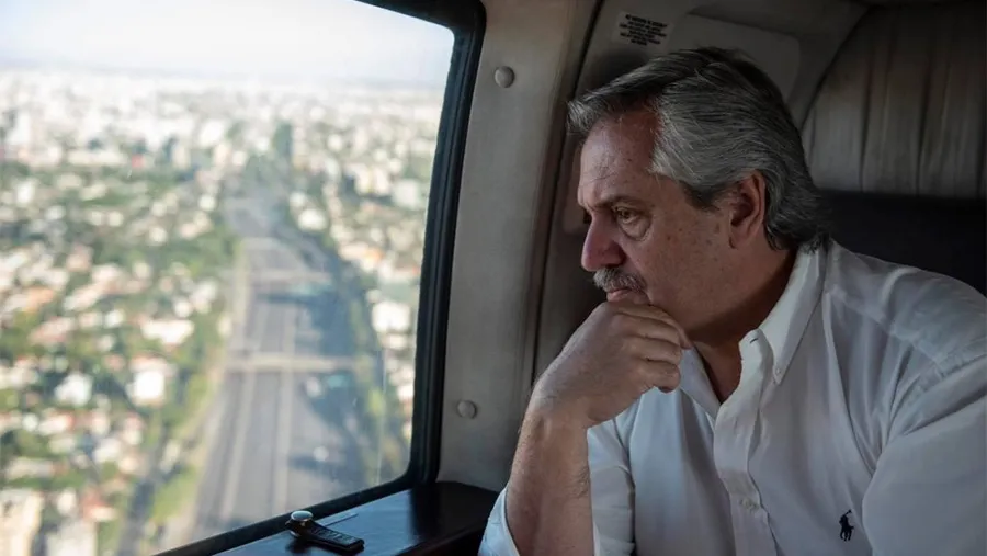 El presidente monitorea desde un helicóptero el cumplimiento de la cuarentena general decretada.