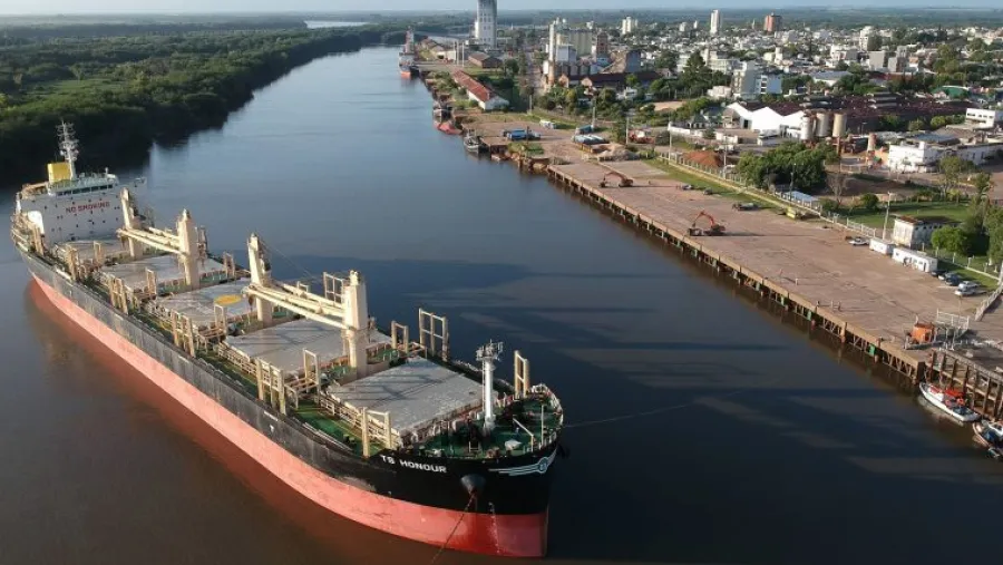 Hidrovía barco en el puerto