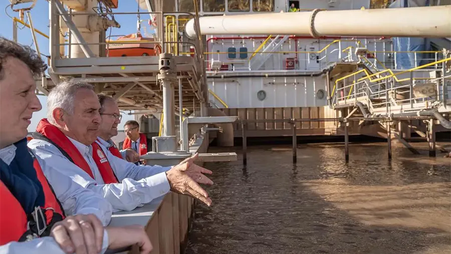 Los embajadores Marc Stanley (Estados Unidos) y Karl Dahene (Bélgica), en un tramo de la Hidrovía, un negocio al que también se quiere meter China.