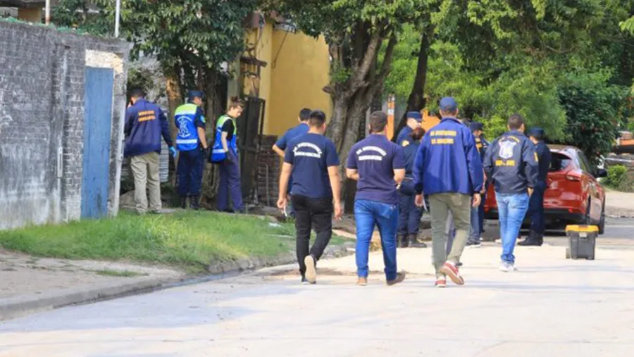 La policía trabaja en el lugar para registrar indicios del posible autor del homicidio (Foto Diario Uno de Paraná). 
