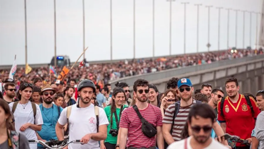 Se estimó que más de diez mil personas participaron de la protesta por los incendios en el Delta y en reclamo de la Ley de Humedales sobre el enlace vial Victoria-Rosario.