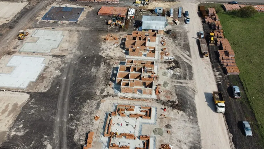 El gobierno de Entre Ríos, a través del IAPV, está construyendo con financiamiento nacional 240 unidades habitacionales en cinco localidades, con importantes avances en su ejecución. El gobierno de Entre Ríos, a través del IAPV, está construyendo con financiamiento nacional 240 unidades habitacionales en cinco localidades, con importantes avances en su ejecución.