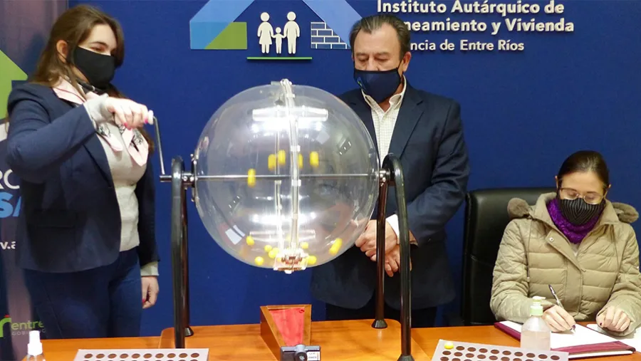 Comenzarán este lunes los nuevos sorteos de viviendas del IAPV que se construyen con fondos provinciales. Comenzarán este lunes los nuevos sorteos de viviendas del IAPV que se construyen con fondos provinciales.
