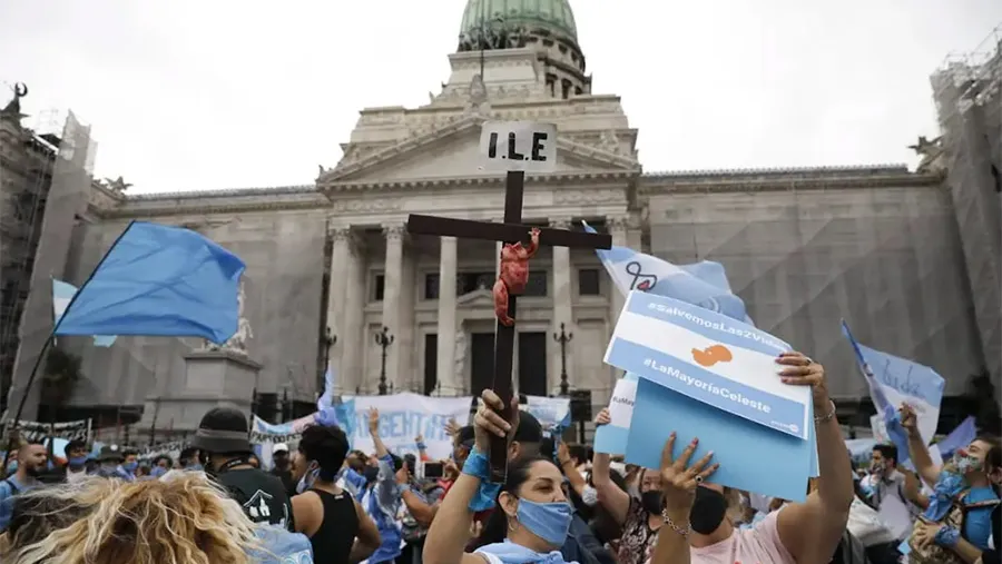 Los manifestantes que rechazan el proyecto oficial para legalizar el aborto se concentran en el Congreso, donde el debate comenzará el martes que viene.