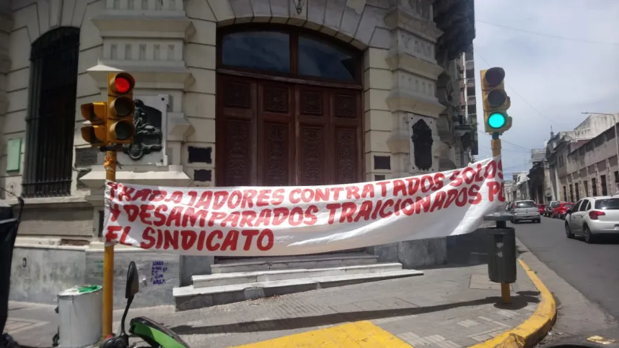 Permanece el corte de calle y acampe frente a la Municipalidad de Paraná protesta contratados Municipalidad de Paraná