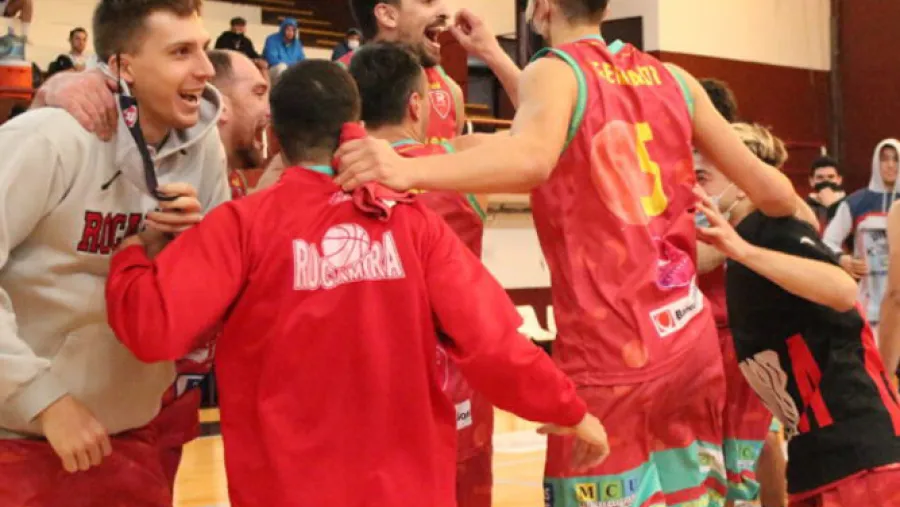 Rocamora sorprendió al líder Deportivo Viedma y sigue con chances de playoffs