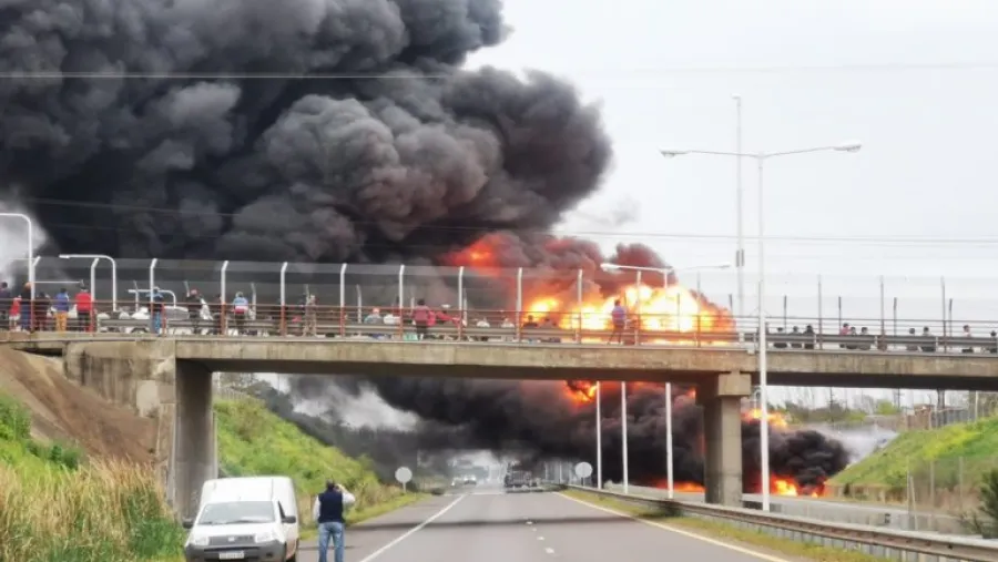 Un camión cisterna se incendió en plena Autovía 14