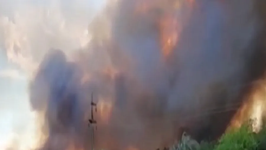 Bomberos de distintas localidades trabajan para combatir un importante incendio forestal Bomberos de distintas localidades trabajan para combatir un importante incendio forestal