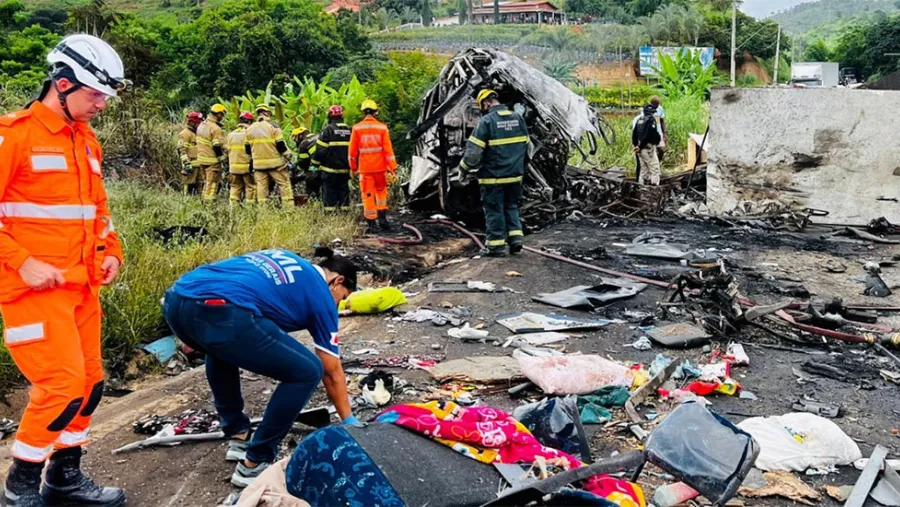 Tragedia en una de las principales rutas de Brasil: triple choque, incendio y más de 30 víctimas carbonizadas.