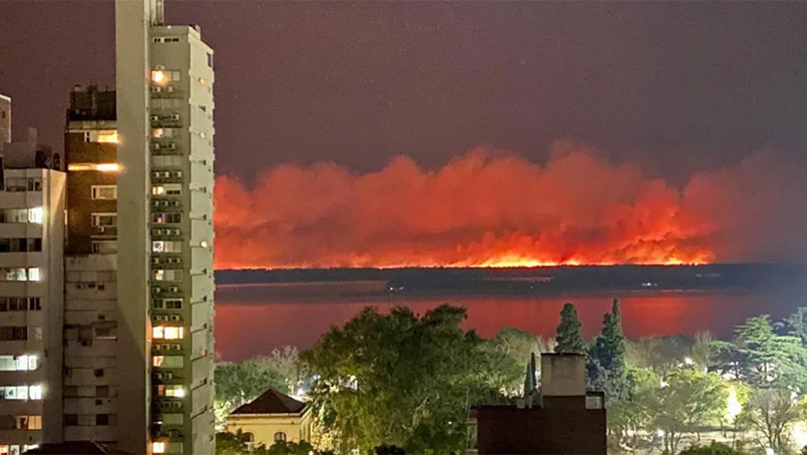 Imagen de archivo de los incendios en la zona de islas. Ahora, el ambiente se volvió irrespirable entre la noche del jueves y el mediodía del viernes por el humo proveniente de esos incendios. Imagen de archivo de los incendios en la zona de islas. Ahora, el ambiente se volvió irrespirable entre la noche del jueves y el mediodía del viernes por el humo proveniente de esos incendios.
