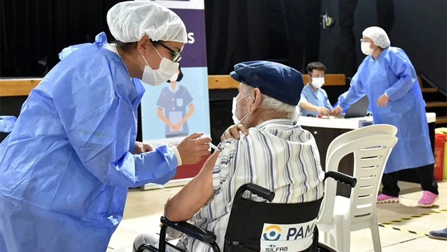 Los especialistas sostienen que cuando el virus se neutraliza, no puede ingresar a las células y si no lo hace, no se reproduce en millones de copias al interior del organismo. En efecto, la carga viral de un vacunado debería ser menor y, como resultado, infectar menos a otros.