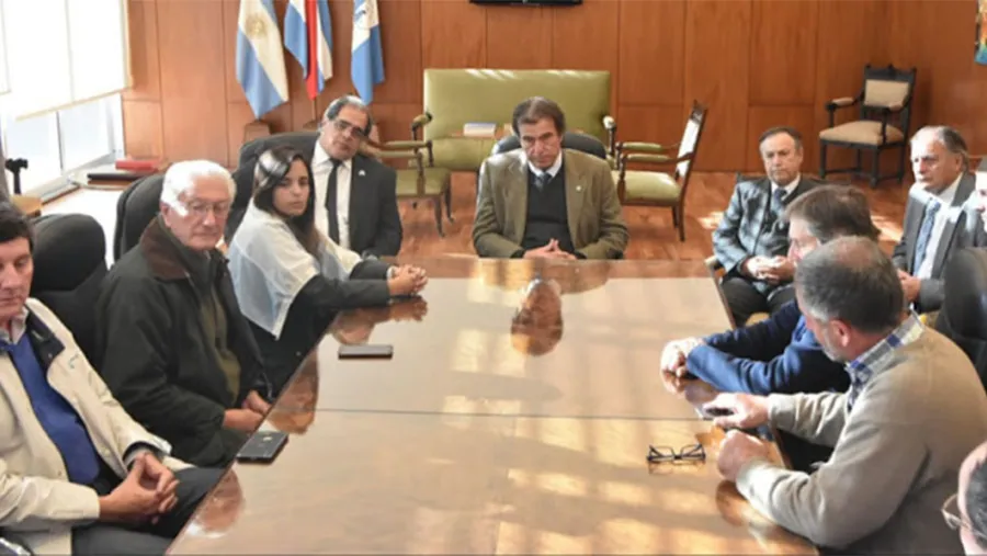 Miembros del Superior Tribunal de Justicia reunido casualmente con la Mesa de Enlace, ahora beneficiados por sus fallos ya que tendrán más tiempo para fumigar. “Jamás escucharon a las y los afectados”, se quejaron desde el colectivo Basta es Basta.