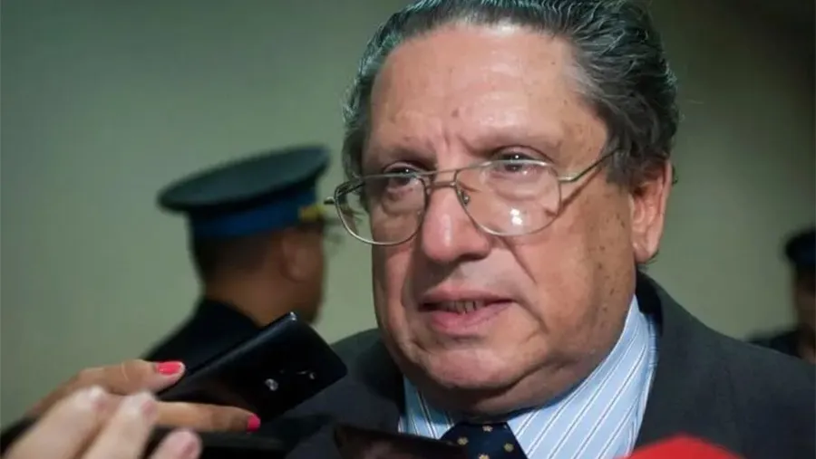 El exjuez federal José Antonio Solá Torino se suicidó en Salta capital entre las últimas horas del viernes y la madrugada de hoy, cuando iba a ser detenido por sus vínculos con el narcotráfico. El exjuez federal José Antonio Solá Torino se suicidó en Salta capital entre las últimas horas del viernes y la madrugada de hoy, cuando iba a ser detenido por sus vínculos con el narcotráfico.