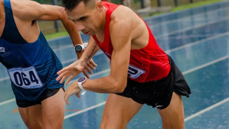 El paranaense Julián Molina ratificó su título argentino en 10.000 metros llanos El paranaense Julián Molina ratificó su título argentino en 10.000 metros llanos