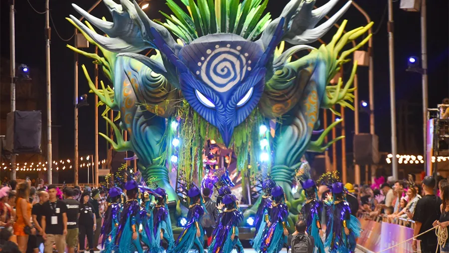 Kamarr (Centro Sirio Libanés) inauguró la tercera fecha del Carnaval del País que fue presenciada por 18 mil espectadores en el Corsódromo.