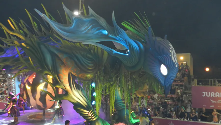 La comparsa Kamarr del Club Sirio Libanés fue la primera en desfilar en la séptima noche del Carnaval del País y lució una propuesta superadora de sus otras presentaciones.