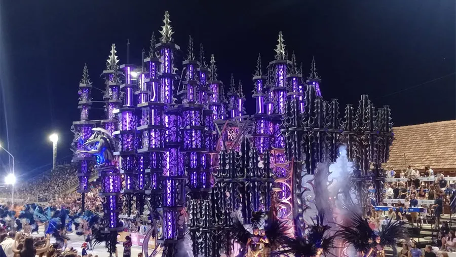 Kamarr (Centro Cultural, Social y Deportivo Sirio Libanés) abrirá la tercera noche del Carnaval del País, en un Corsódromo que este sábado celebra 28 años de vida.