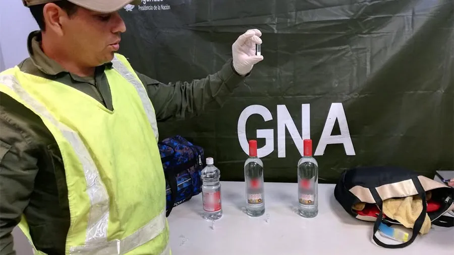 Los gendarmes confirmaron que en el interior de las botellas había Ketamina, una sustancia que puede conducir a un deterioro cognitivo y atenta contra el sistema nervioso.