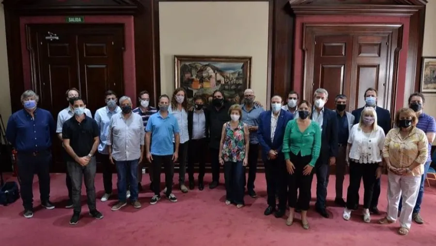 Kicillof anunció un bono de $ 20 mil de fin de año para los estatales