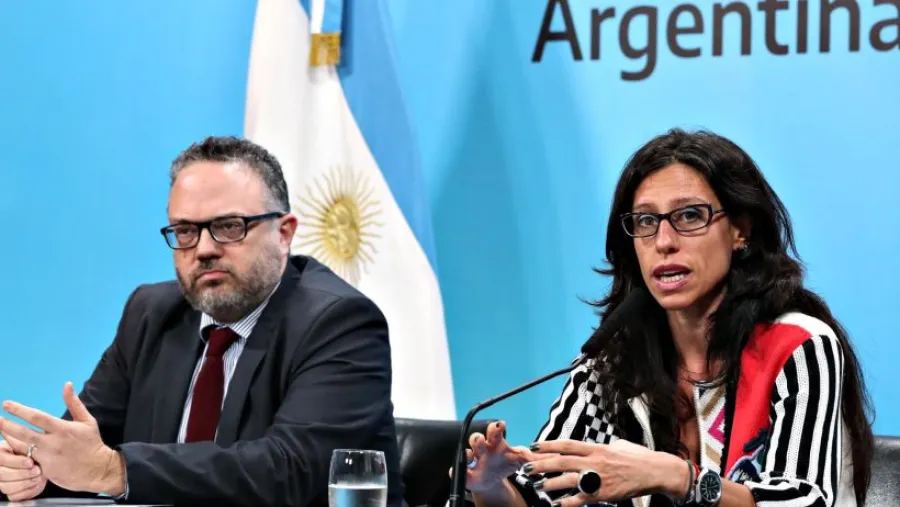 Matías Kulfas junto a Paula Español