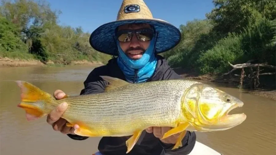 “Kun” Agüero pescó un dorado en Esquina, Corrientes. Antes tuvo que esquivar pozos en la Ruta Provincial N° 6.