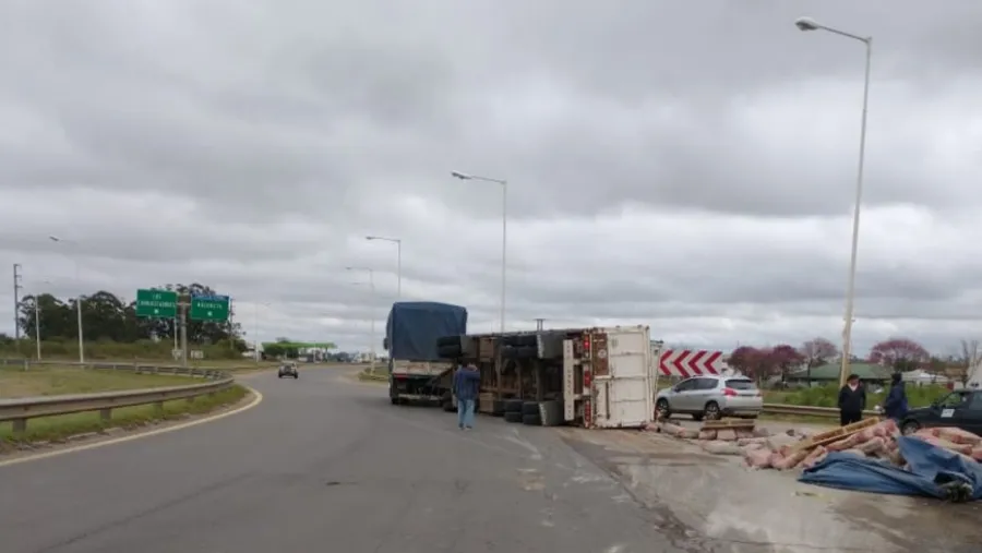 Un camión que transportaba bolsas de cemento volcó en el acceso a Chajarí Un camión que transportaba bolsas de cemento volcó en el acceso a Chajarí