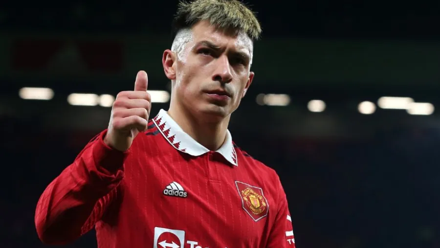 “El míster nos retó bastante”, reconoció el gualeyo Lisandro Martínez sobre ten Hag