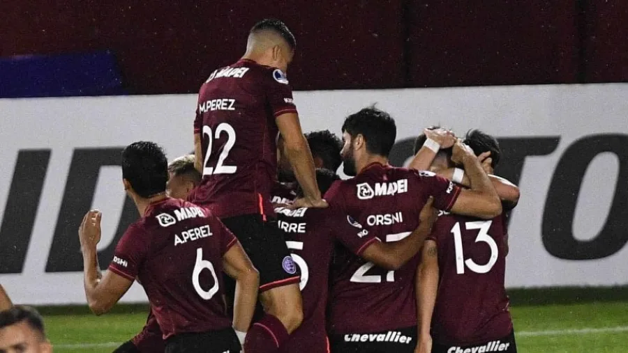 Lanús festeja Lanús goleó al Bolívar para avanzar a cuartos de final de la Copa Sudamericana