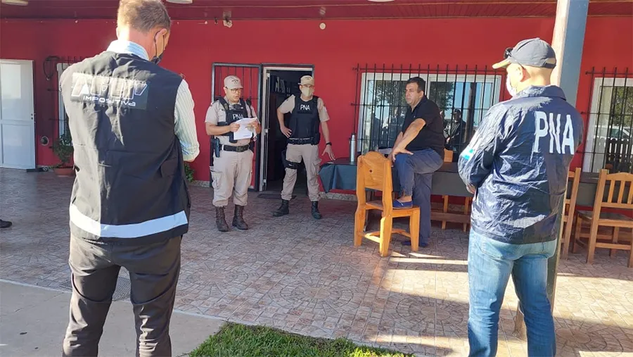 En total fueron seis los allanamientos realizados durante la jornada de miércoles vinculados con lavado de activos. En los mismos se secuestró documentación de relevancia para la causa judicial. En total fueron seis los allanamientos realizados durante la jornada de miércoles vinculados con lavado de activos. En los mismos se secuestró documentación de relevancia para la causa judicial.