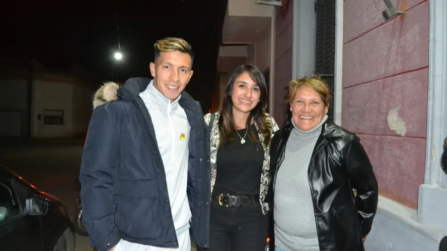 El entrerriano Lisandro Martínez asistió a un reconocimiento a su madre en Gualeguay El entrerriano Lisandro Martínez asistió a un reconocimiento a su madre en Gualeguay