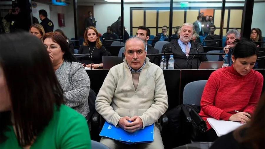 La Justicia accedió que tres amigos del exsecretario de Obras Públicas kirchnerista, José Francisco López, paguen la fianza de $14.500.000; seguirá como testigo protegido; estaba detenido desde 2016. La Justicia accedió que tres amigos del exsecretario de Obras Públicas kirchnerista, José Francisco López, paguen la fianza de $14.500.000; seguirá como testigo protegido; estaba detenido desde 2016.