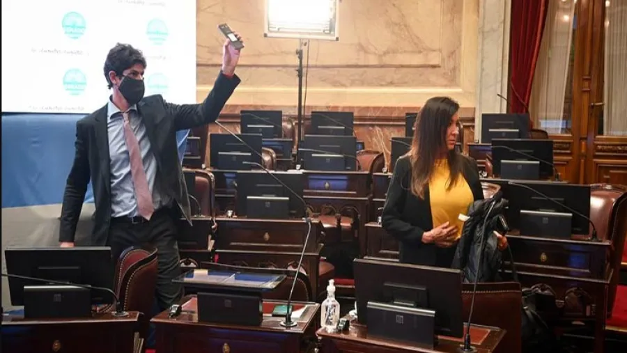 Martín Lousteau se retira de la sesión