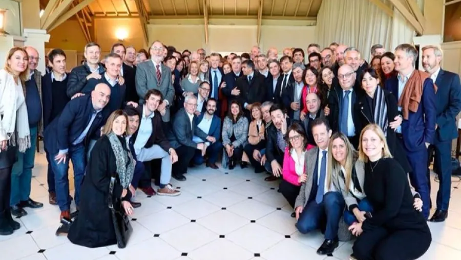 Diputados de Juntos por el Cambio analizaron las medidas económicas junto a Macri Diputados de Juntos por el Cambio analizaron las medidas económicas junto a Macri