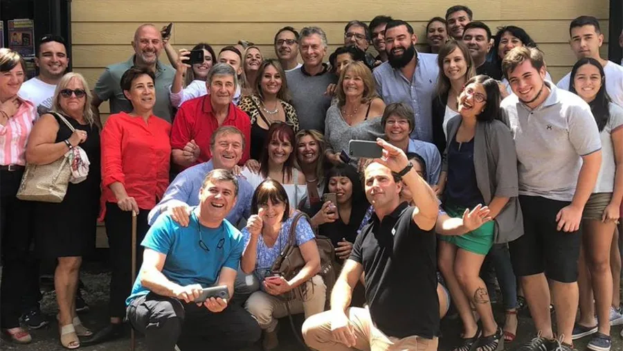 Según la versión difundida en un video, Macri reconoció que los préstamos iban a hacer que “nos vayamos a la mierda” pero los funcionarios le decían que se quedara tranquilo.