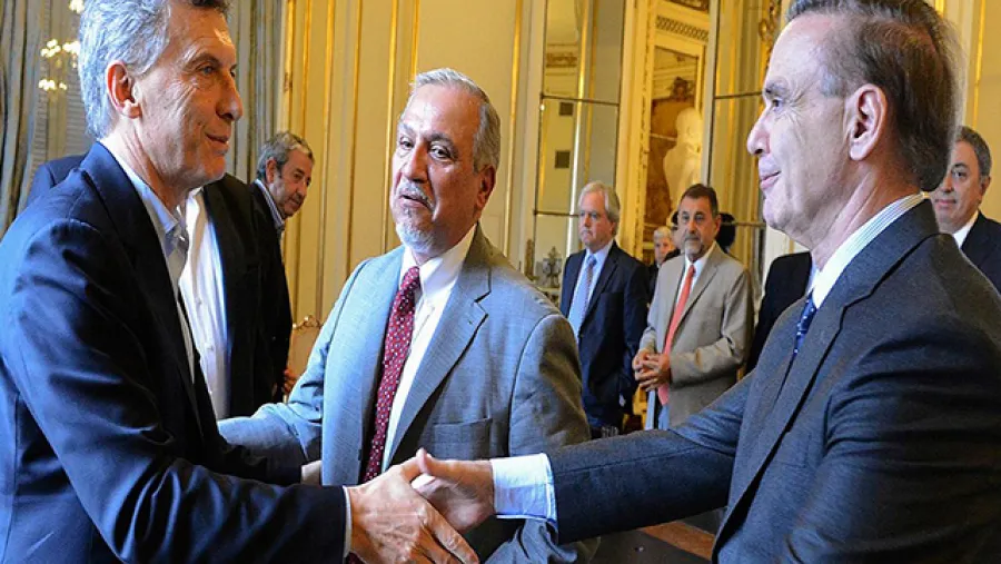 Macri saluda a Pichetto Macri saluda a Pichetto