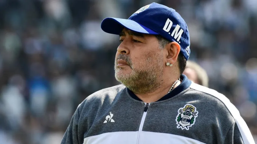Diego Armando Maradona El presidente de Gimnasia La Plata oficializó la renuncia de Diego Maradona como DT