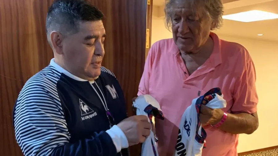 Maradona y Carlovich Maradona despidió a Carlovich: “Con tu humildad nos bailaste a todos, Trinche”