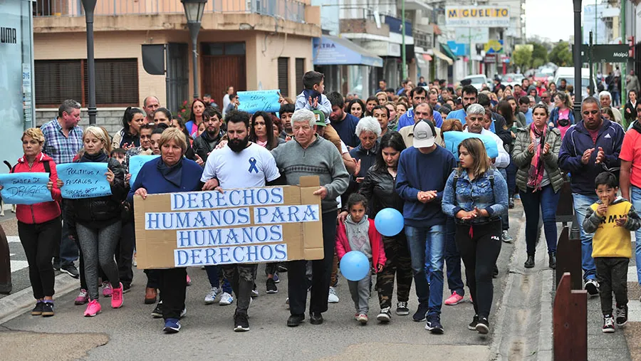La movilización de ayer pidió por la libertad del sargento de Policía, Mauricio Javier Gómez, imputado de homicidio agravado, por un hecho registrado el miércoles pasado en Gualeguaychú. (Fotografía Gentileza: Ricardo Santellán).