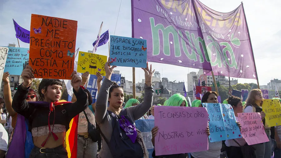 Miles de mujeres se movilizaron frente al Congreso de la Nación para reclamar más políticas públicas que permitan erradicar los femicidios y toda clase de violencia, además de un cambio en el Poder Judicial.