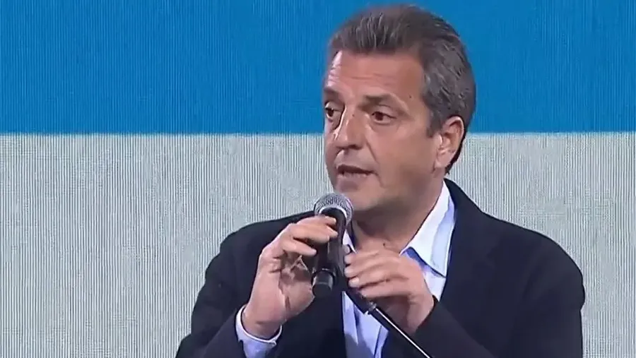 Pasadas las 20, el candidato de Unión por la Patria, Sergio Massa, habló desde el bunker partidario en Chacarita y adelantó que se comunicó con el aspirante de La Libertad Avanza: “Milei es el Presidente que la mayoría de los argentinos eligió para los próximos 4 años”.