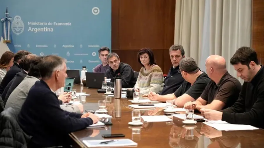 Imagen de archivo de Sergio Massa, en una reunión de trabajo con integrantes del gabinete económico y otros funcionarios.